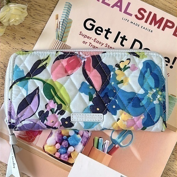 New Vera Bradley Wallet Zip around Organizer B6 - Picture 1 of 7